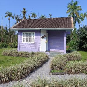 a purple house with a white door at Pura Vida Residence in Morretes