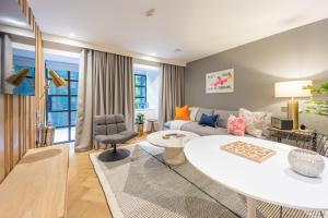 ein Wohnzimmer mit einem Sofa und einem Tisch in der Unterkunft No1 Apartments Edinburgh - New Town in Edinburgh
