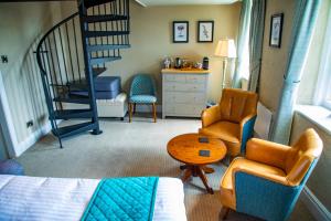 Grimsargh的住宿－Haighton Manor - Brunning and Price，一间卧室设有楼梯、一张床和一把椅子
