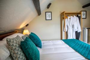 um quarto com uma cama com almofadas verdes e brancas em Haighton Manor - Brunning and Price em Grimsargh