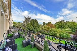 a balcony with chairs and trees and a view at Finest Retreats - Hanover Terrace in London