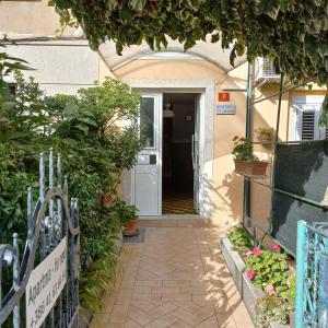 una entrada a una casa con una puerta y plantas en Idila en Izola