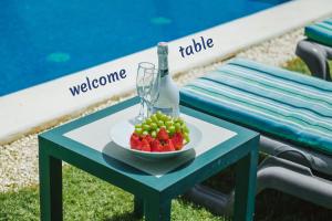 - un bol de fruits sur une table avec une bouteille de verre dans l'établissement Private Villa LaPerla Iberosta 3BDR, Pool, Beach, WiFi, à Punta Cana