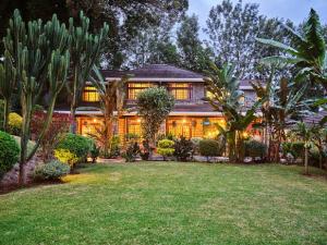 uma casa com um relvado em frente em The Drexel House Kenya em Nairobi