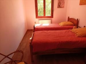 2 Betten in einem Zimmer mit Fenster in der Unterkunft Chez Nath in Wimille