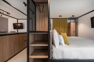 sypialnia z łóżkiem piętrowym i telewizorem w obiekcie Palais Hörtenberg w mieście Bolzano