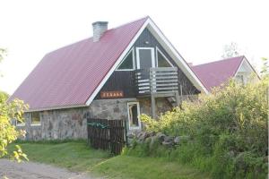 une grande maison avec un toit rouge dans l'établissement Prangli island Praaga Farmstay, à Lääneotsa