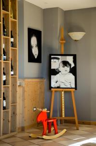a room with a picture of a child on a stand at Hotel Villa Argentina Ronzone in Ronzone