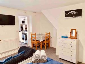 Self contained studio in Chorley by Lancashire Holiday Lets TV 또는 엔터테인먼트 센터