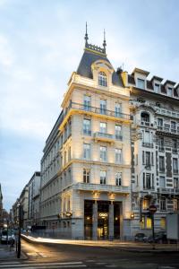 um grande edifício branco na esquina de uma rua em Okko Hotels Lyon Pont Lafayette em Lyon