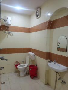a bathroom with a toilet and a sink at HOTEL ROYAL CHURU in Chūru