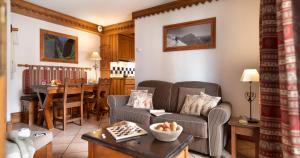 a living room with a couch and a table at Résidence Pierre & Vacances Premium La Ginabelle in Chamonix
