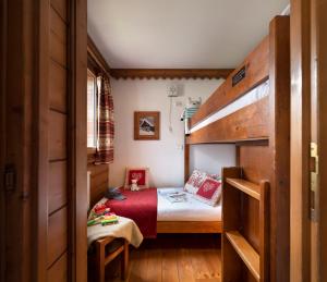 a small room with a bed and a bunk bed at Résidence Pierre & Vacances Premium La Ginabelle in Chamonix