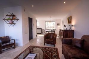 Una sala de estar con un sofá y sillas y una mesa. en Vue Superbe sur Tour de la Lanterne T2 avec Terrasse Remparts 2, en La Rochelle