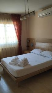 1 dormitorio con 1 cama con toallas en chalet relax luxury, en Navas del Rey