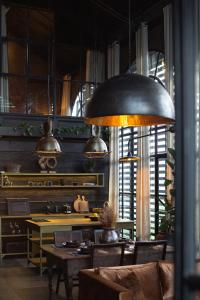 una sala da pranzo con tavolo e grande lampadario di The Bohemian Bali a Canggu