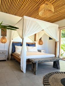 1 dormitorio con 1 cama con mosquitera en Met House, en Thulusdhoo