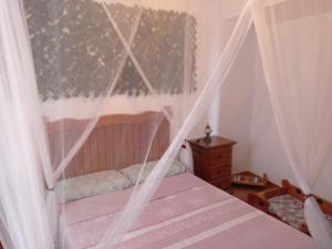 1 dormitorio con 1 cama con mosquiteras en Mascotas 2 en Benaocaz