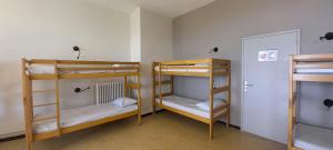 Двухъярусная кровать или двухъярусные кровати в номере Auberge de Jeunesse HI Marseille Bois-Luzy