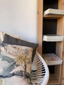 un cuscino seduto accanto a una libreria di Cà Adri , appartamento in posizione strategica per godere delle spiaggia e dei sentieri Outdoor ! a Finale Ligure