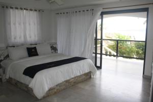 1 dormitorio con 1 cama grande y balcón en Mar Y Oro, en Contadora