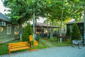 Ein Garten an der Unterkunft VOGUE HOTEL RESORT AND SPA - Nabran