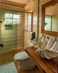 a bathroom with a sink and a toilet at Grajagan Surf Resort in Ilha do Mel