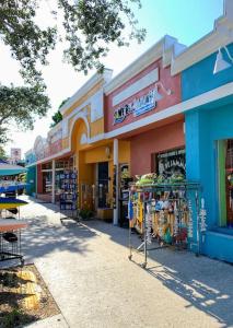 un magasin devant un centre commercial avec dans l'établissement Ambers Jensen Beachhouse with Hot Tub, à Jensen Beach