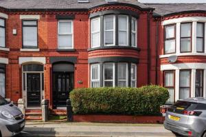 una casa de ladrillo rojo con coches aparcados delante de ella en Modern Family Home With Parking-Pem en Liverpool