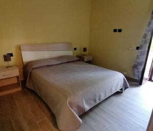 a bedroom with a large bed in a room at Il Casale dell'Artista in Laino Borgo