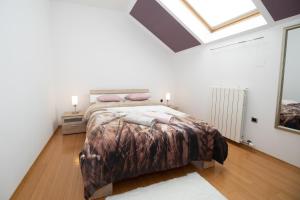 1 dormitorio con 1 cama y tragaluz en Kuća za odmor Anima en Ravna Gora