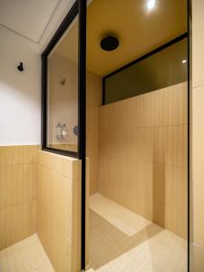 um chuveiro com uma porta de vidro na casa de banho em The Somos Flats Provenza em Medellín