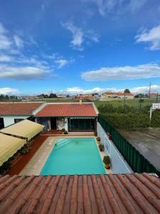 Výhled na bazén z ubytování Casa das Flores nebo okolí