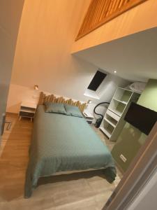 1 dormitorio con 1 cama verde en una habitación en Côté Village By Mel & Jérôme, 