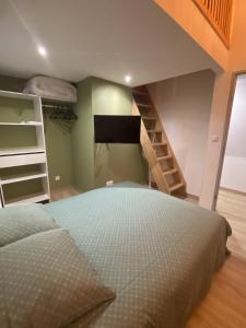 1 dormitorio con litera y escalera en Côté Village By Mel & Jérôme, 