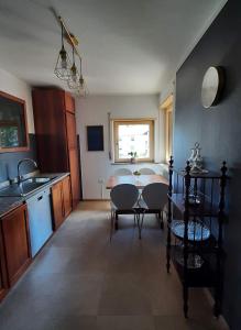 uma cozinha e sala de estar com mesa e cadeiras em LAnJA ihr besonderes Urlaubszuhause em Lagundo