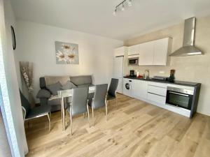 a kitchen and living room with a table and chairs at Ático CARMEN in Setenil