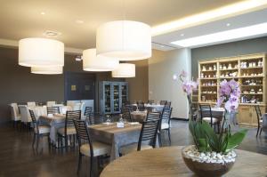 Reštaurácia alebo iné gastronomické zariadenie v ubytovaní Hotel & Residence Villa Bartolomea