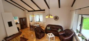 een woonkamer met lederen meubels en een tafel bij Sierra u Beaty in Buczkowice