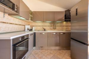 Kuchyňa alebo kuchynka v ubytovaní NeaLeona Apartments