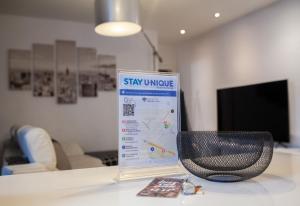 um sinal numa mesa numa sala de estar em Stay Unique Apartments Aprestadora em L'Hospitalet de Llobregat