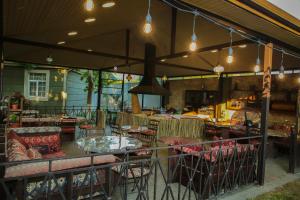Ein Restaurant oder anderes Speiselokal in der Unterkunft VOGUE HOTEL RESORT AND SPA - Nabran 