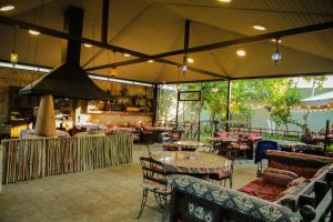 Ein Restaurant oder anderes Speiselokal in der Unterkunft VOGUE HOTEL RESORT AND SPA - Nabran 