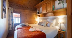 Dormitorio con cama y escritorio con libro en Résidence Pierre & Vacances Premium Les Fermes Du Soleil, en Les Carroz d'Araches