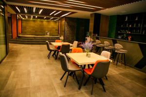 Ein Restaurant oder anderes Speiselokal in der Unterkunft VOGUE HOTEL RESORT AND SPA - Nabran 