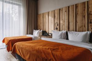 um quarto de hotel com duas camas e uma janela em Shelest em Vyshhorod