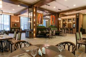 Ein Restaurant oder anderes Speiselokal in der Unterkunft VOGUE HOTEL RESORT AND SPA - Nabran 
