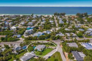 Luftblick auf einen Vorort mit Häusern und Meer in der Unterkunft Lazy Pelican home in Holmes Beach