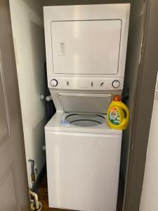 um micro-ondas branco sentado em cima de um WC em Charming 2 bedroom apartment near VCU em Richmond