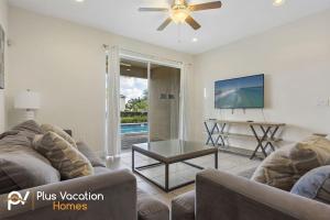 un soggiorno con divano e tavolo di 331-Luxury Villa wPOOL & SPA By Disney a Orlando